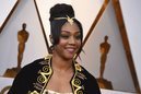 Tiffany Maddish con un moño y un adorno dorado en el cabello en los Oscar 2018