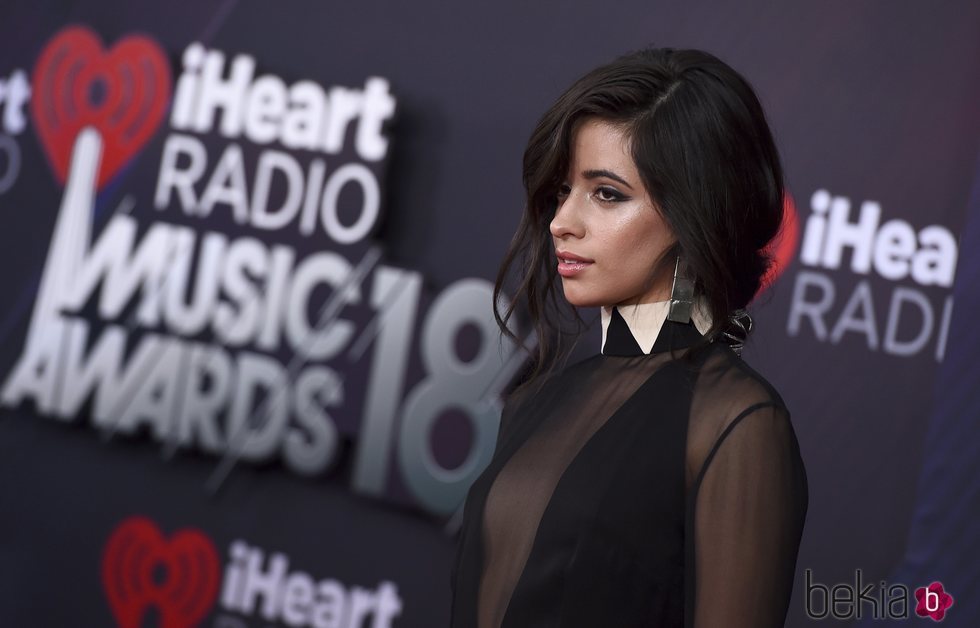 Camila Cabello con un recogido perfecto en los Premios I Heart Radio