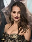 Alicia Vikander con un labial rojo en la premiere de 'Tom Raider'