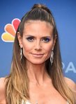 Heidi Klum con mega pestañas azules en un programa de televisión estadounidense