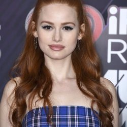 Madelaine Petsch con un semirecogido y ondulaciones en los Premios I Heart Radio