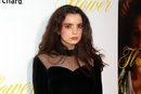 Dylan Gelula con unas sombras rosas en el estreno de 'Flower'