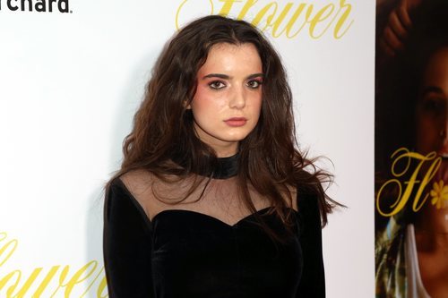 Dylan Gelula con unas sombras rosas en el estreno de 'Flower'