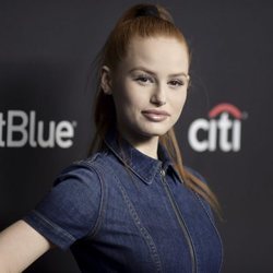 Madelaine Petsch con su tradicional ponytail en la Presentación de 'Riverdale' en el Palayfest