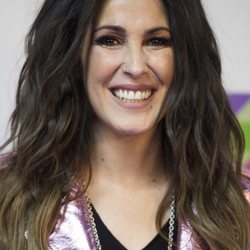Malú con un look natural y ondas al agua en la noche de Cadena 100