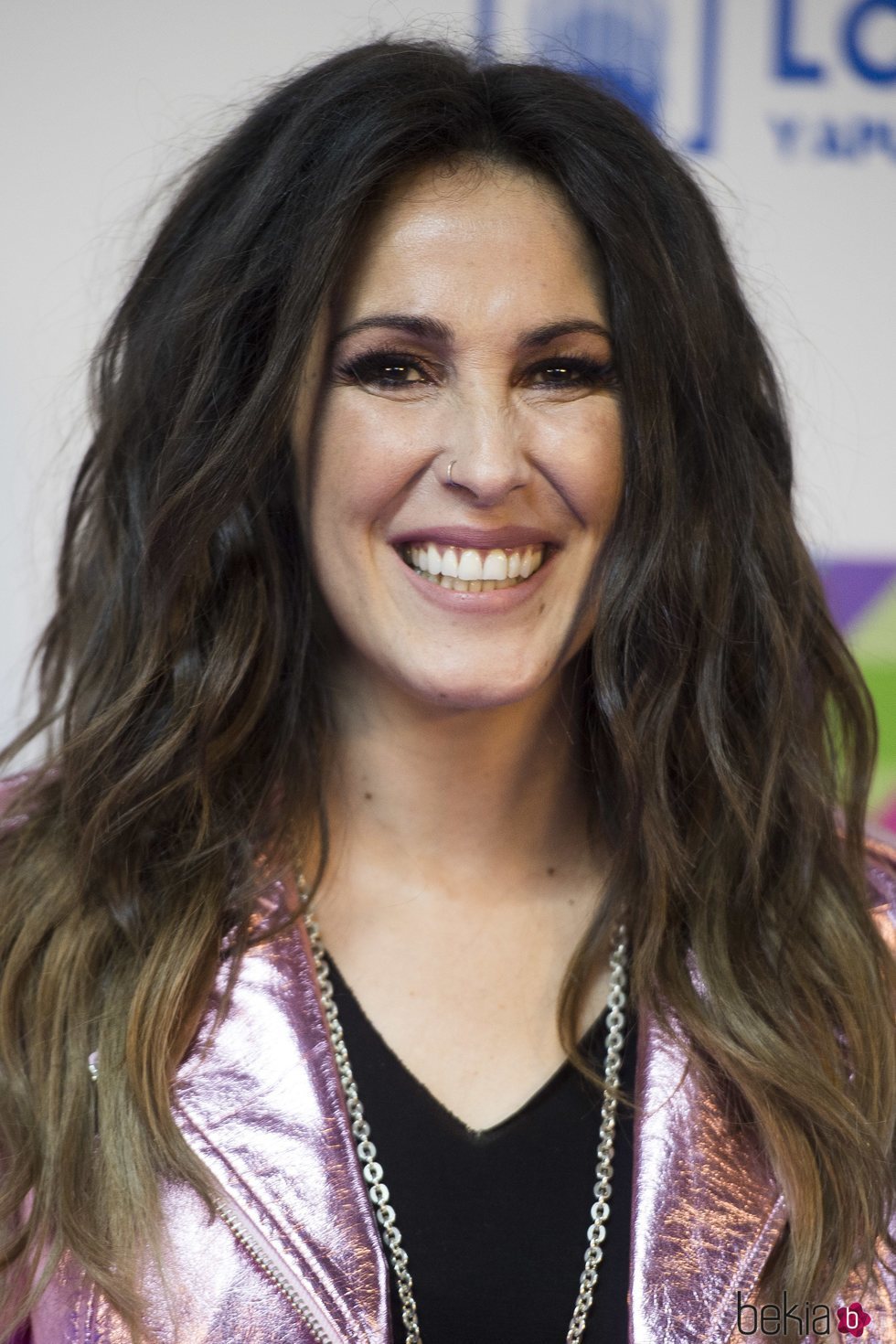 Malú con un look natural y ondas al agua en la noche de Cadena 100