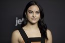 Camila Mendes con ondulaciones naturales en una promoción de 'Riverdale'