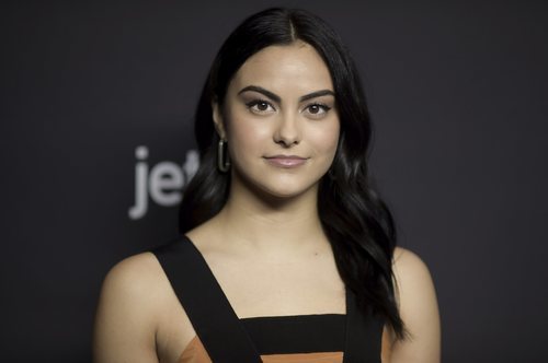 Camila Mendes con ondulaciones naturales en una promoción de 'Riverdale'