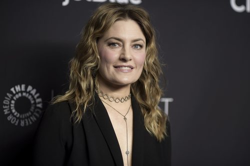 Mädchen Amick con abundante colorete rojo en una promoción de 'Riverdale'
