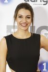 Ana Guerra con el pelo recogido en el photocall del primer capítulo de 'Fugitiva' en Madrid