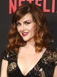 Sara Rue con el pelo ondulado y los labios rojos en la premiere de 'Serie de catastróficas desdichas' de Netflix