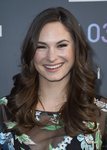 Sarah Bellini con el pelo ondulado en le premiere de 'Legion' en Los Ángeles