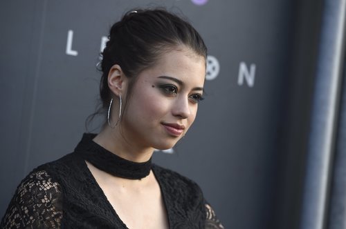 Amber Midthunder con un recogido en la premiere de 'Legion' en Los Ángeles