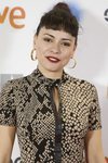 Ana Arias con un moño y el flequillo corto en la premiere de 'Fugitiva' en Madrid