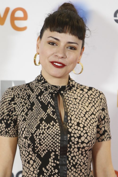 Ana Arias con un moño y el flequillo corto en la premiere de 'Fugitiva' en Madrid