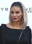 Dorit Kemsley con una diadema negra y pintalabios fucshia en los premios Fashion 2018