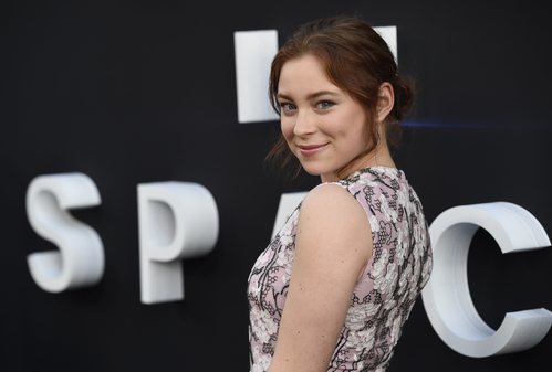Mina Sundwall con un semirecogido en la presentación de la serie 'Perdidos en el espacio'