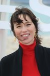 Ariadna Gil con una coleta y sin maquillar en la premiere de 'Aquí en la Tierra'