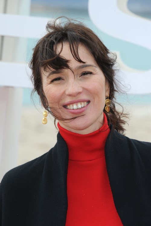 Ariadna Gil con una coleta y sin maquillar en la premiere de 'Aquí en la Tierra'