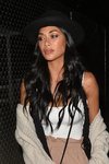 Nicole Scherzinger con un sombrero y pelo ondulado en el Coachella Valley Music and Arts Festival 2018