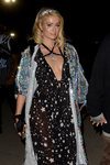 Paris Hilton con un look muy brillante en Coachella Valley Music and Arts Festival 2018