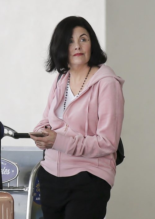 Sherilyn Fenn con una melena midi en el aeropuerto de los Ángeles 2018