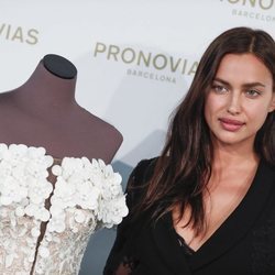 Irina Shayk con un discreto maquillaje en el desfile de Pronovias