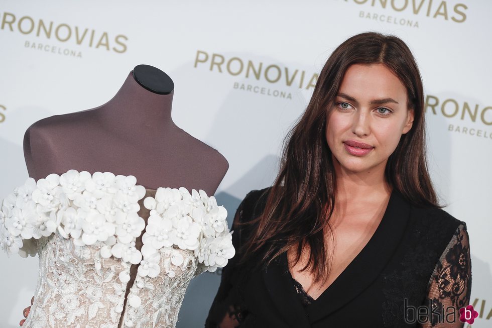 Irina Shayk con un discreto maquillaje en el desfile de Pronovias