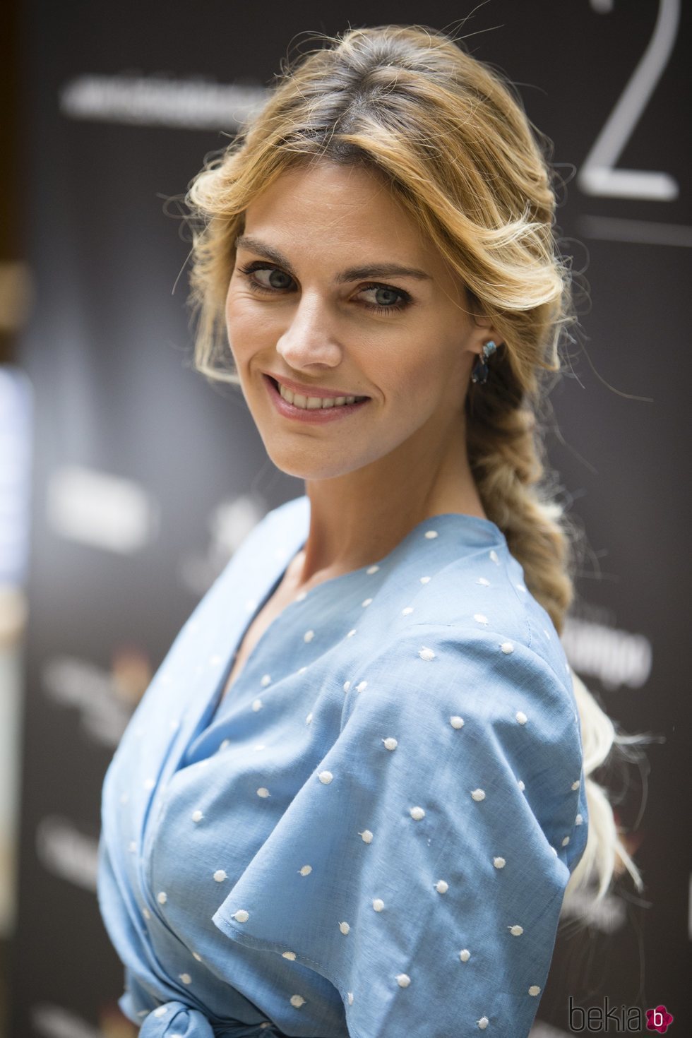 Amaia Salamanca posa con una elegante trenza en el Festival de Málaga