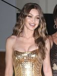 Gigi Hadid con un maquillaje dorado en su fiesta de cumpleaños