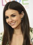 Victoria Justice destaca por su look en la gala 'Race to Erase MS'