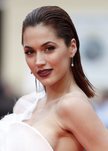 Michelle Calvó arriesga con un look efecto mojado