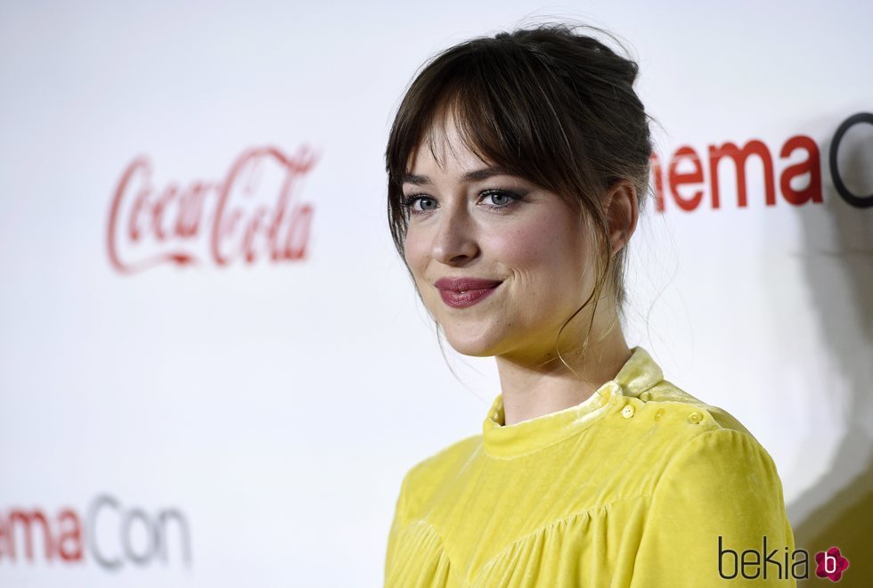 Dakota Johnson con recogido informal en los premios Big Screen 2018