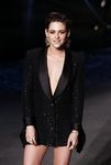 Kristen Stewart con el pelo engominado en la presentación de la nueva colección de Chanel 2018