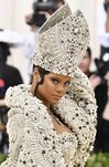 Rihanna con un tocado religioso en la Gala MET 2018