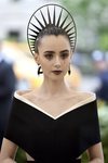 Lilly Collins con un tocado negro en la Gala MET 2018