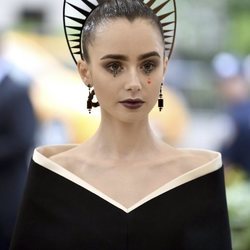Lilly Collins con un tocado negro  en la Gala MET 2018