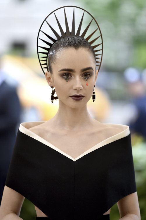 Lilly Collins con un tocado negro en la Gala MET 2018