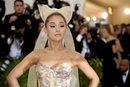 Ariana Grande con un enorme lazo en la Gala MET 2018