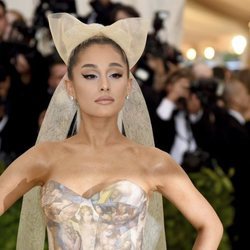 Ariana Grande con un enorme lazo  en la Gala MET 2018