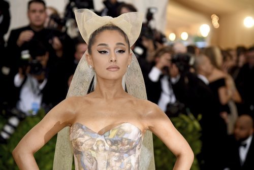 Ariana Grande con un enorme lazo en la Gala MET 2018