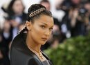 Bella Hadid con unos tocados en color negro y dorado en la Gala MET 2018