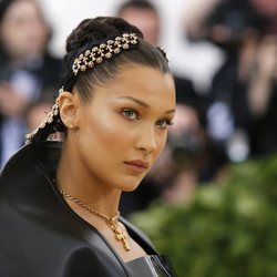 Bella Hadid con unos tocados en color negro y dorado en la Gala MET 2018