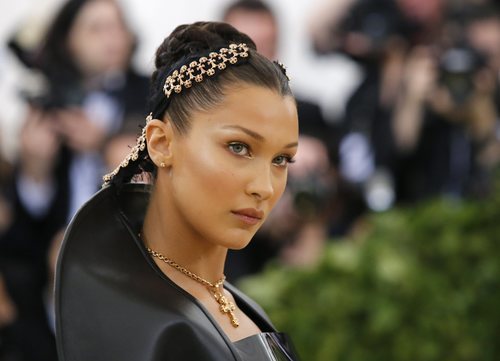 Bella Hadid con unos tocados en color negro y dorado en la Gala MET 2018