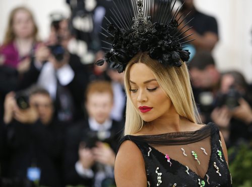 Rita Ora con un tocado en color negro en la Gala MET 2018