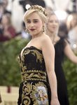Emilia Clarke con una corona dorada en la Gala MET 2018
