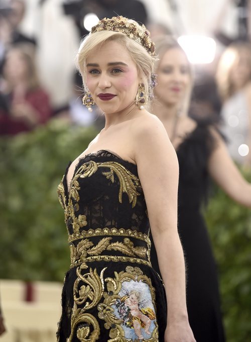 Emilia Clarke con una corona dorada en la Gala MET 2018
