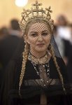 Madonna con una redecilla negra en la Gala MET 2018