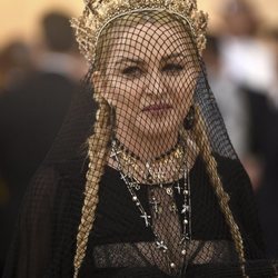 Madonna con una redecilla negra  en la Gala MET 2018