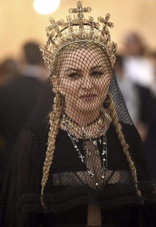 Madonna con una redecilla negra en la Gala MET 2018